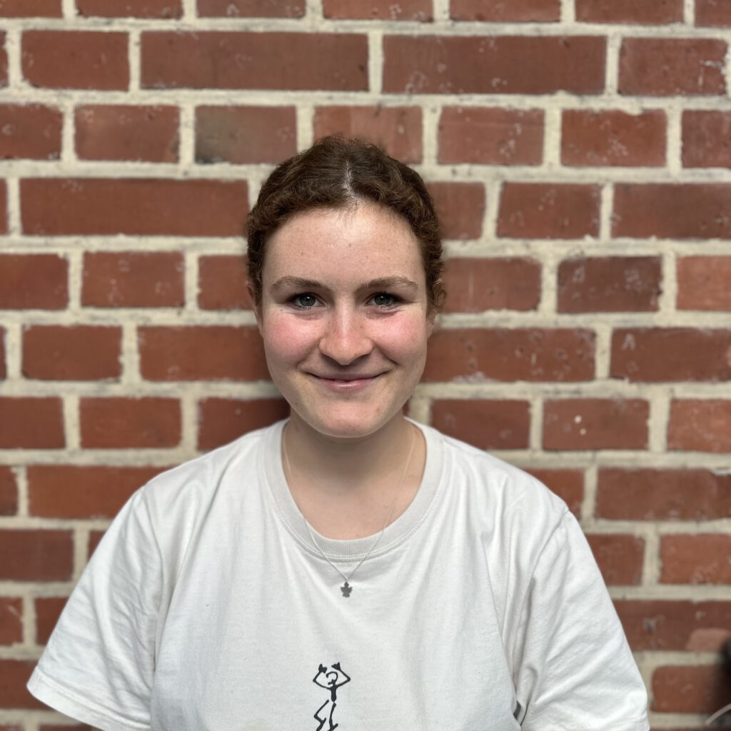 Das Bild zeigt die Geschäftsführung Lena. Sie steht vor einer mit Efeu bewachsenen Backsteinwand und lacht in die Kamera. © Servicestelle Jugendbeteiligung e.V., 2020 Das Bild zeigt die Geschäftsführung Lena. Sie steht vor einer mit Efeu bewachsenen Backsteinwand und lacht in die Kamera. © Servicestelle Jugendbeteiligung e.V., 2020