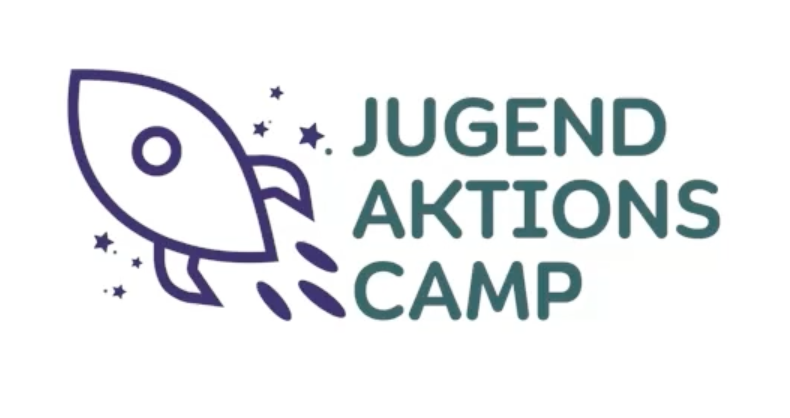 Logo des Jugendaktionscamps: Links ist eine stilisierte Rakete in Dunkelblau mit kleinen Sternen zu sehen. Rechts daneben steht in großen grünen Buchstaben „JUGEND AKTIONS CAMP“.