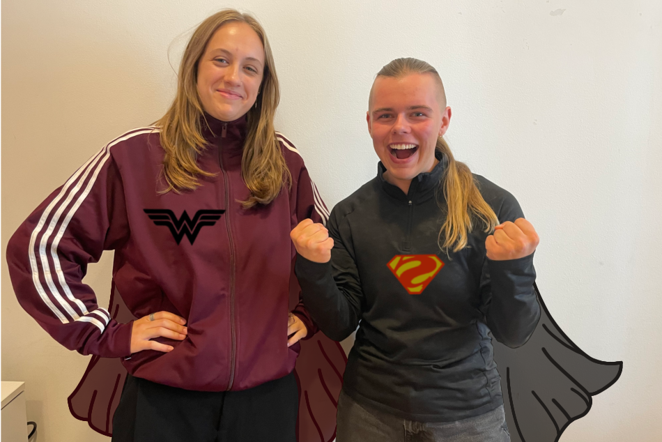Vor einer weißen Wand stehen zwei junge Personen, denen in der Nachbearbeitung des Bildes zwei Superhelden-Capes gemalt wurden. Beide lächeln begeistert in die Kamera. © Servicestelle Jugendbeteiligung e.V., 2026