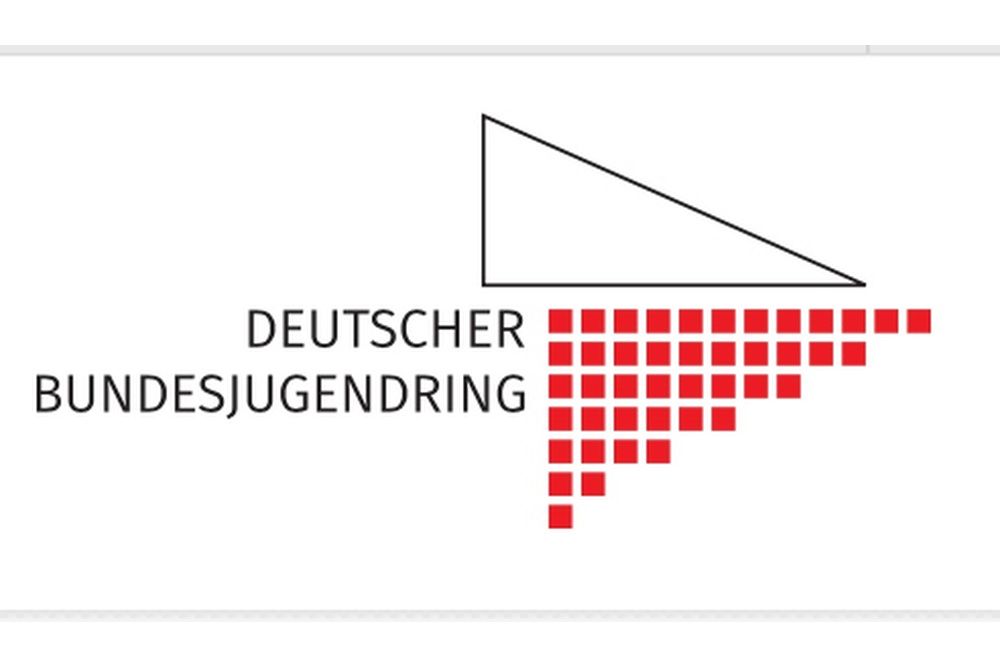 Logo des Deutschen Bundesjugendrings: Links steht in schwarzen Großbuchstaben „DEUTSCHER BUNDESJUGENDRING“. Rechts davon befindet sich ein rotes, nach unten spitz zulaufendes Raster aus kleinen Quadraten. Darüber ist eine schwarze, dreieckige Linienform dargestellt