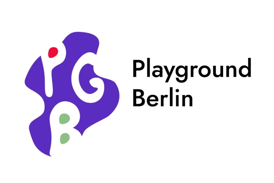 Logo von Playground Berlin: Eine lilafarbene Form mit den weißen Buchstaben P, G und B sowie roten und grünen Punkten. Daneben steht in schwarzer Schrift "Playground Berlin".