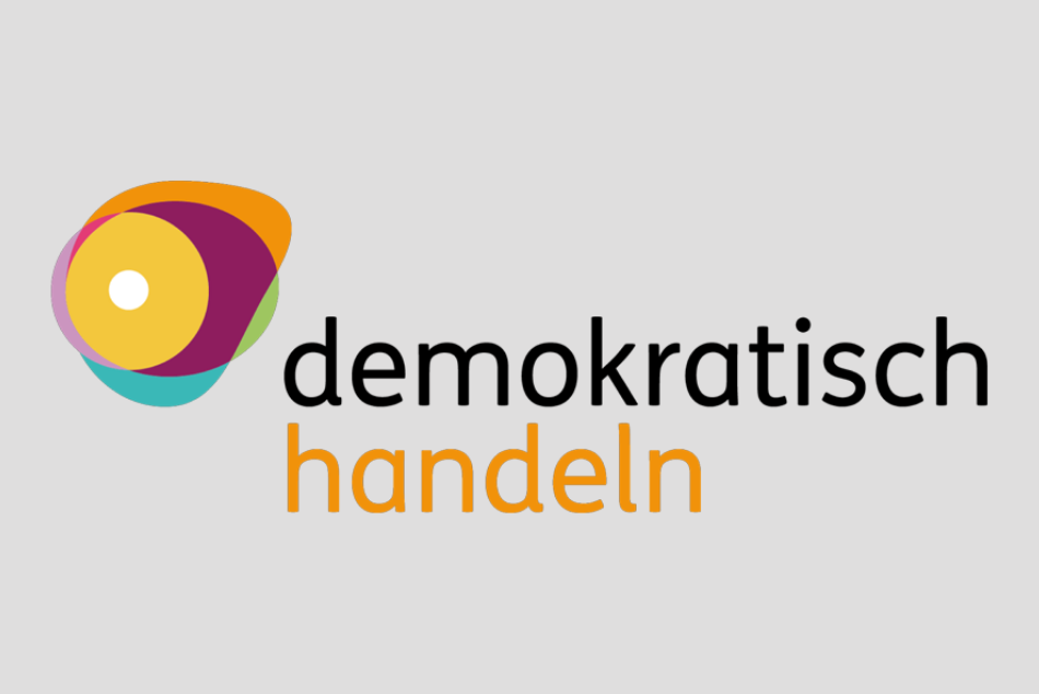 Logo von Demokratisch Handeln auf grauem Hintergrund